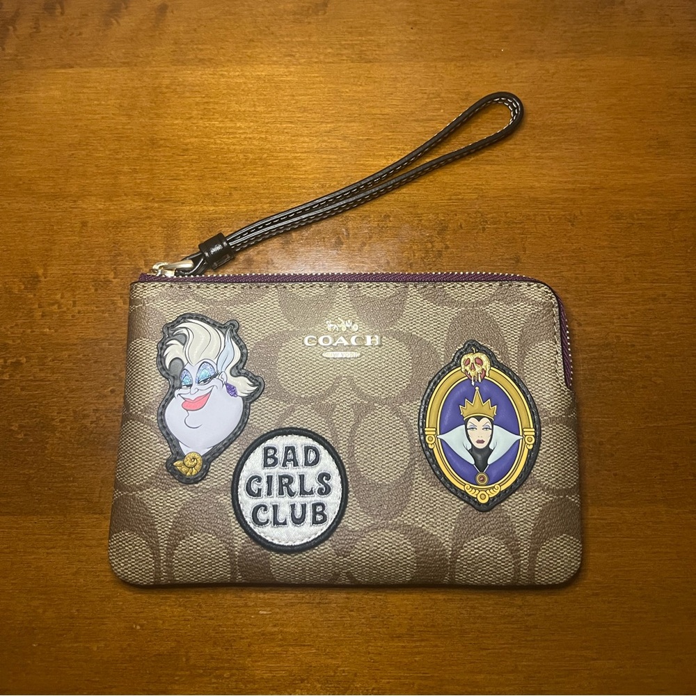 Coach Villains corner zip wristlet new without tag